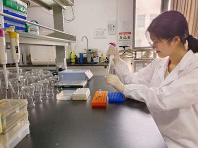 湖北工業(yè)大學(xué) 將“生態(tài)包袱”變?yōu)椤熬G色財富”的生物技術(shù)開發(fā)之路